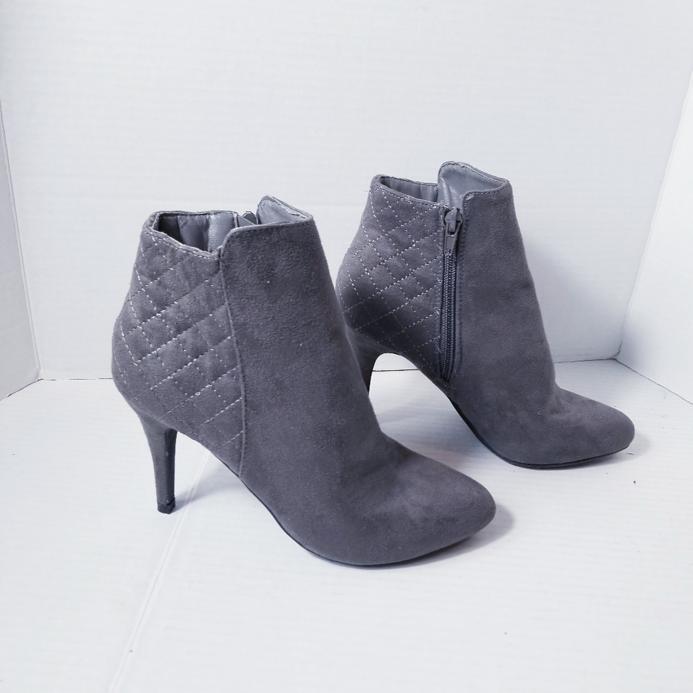 DEXFLEX COMFORT GRAY HEELED BOOT SIZE 7
